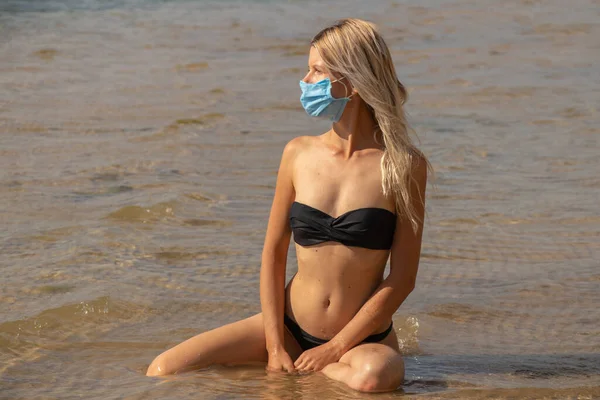 Niña Una Máscara Médica Playa Sienta Agua Ucrania Durante Período — Foto de Stock