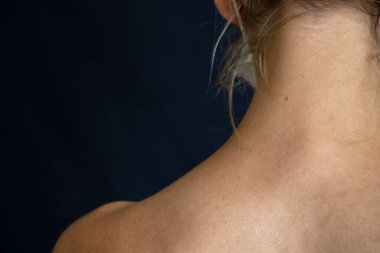 Elbiseleri olmayan ince bir kızın arka görüntüsü.