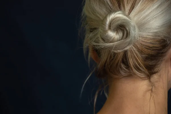 Haar Van Een Jong Meisje Verzameld Een Broodje Terug Uitzicht — Stockfoto