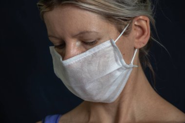 Karanlıkta tıbbi maske takan Ukraynalı kız.