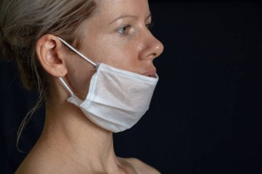 Karanlıkta tıbbi maske takan Ukraynalı kız.