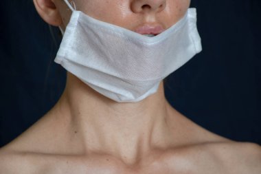Karanlıkta tıbbi maske takan Ukraynalı kız.