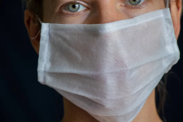 Ragazza Ucraina Maschera Medica Ritratto Sul Buio — Foto Stock