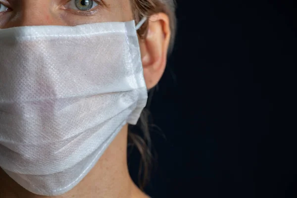 身穿医疗面具的乌克兰女孩在黑暗中 — 图库照片