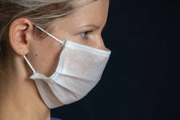 Ragazza Ucraina Maschera Medica Ritratto Sul Buio — Foto Stock