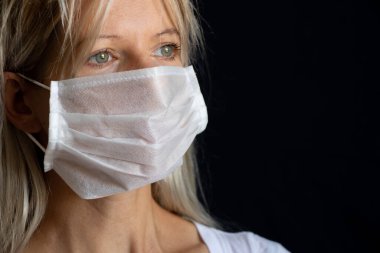Siyah arka planda tıbbi maskeli Ukraynalı kız portresi