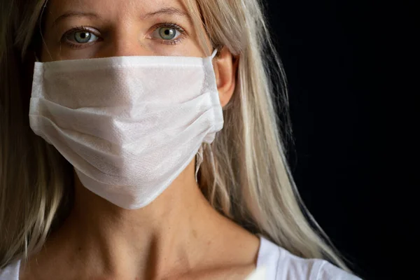 Ragazza Ucraina Maschera Medica Ritratto Sfondo Scuro — Foto Stock