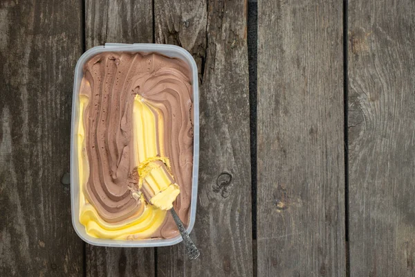 Коробка Шоколадным Мороженым Десертной Ложкой Столе — стоковое фото