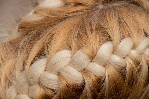 Flätad Spikelet Huvudet Ung Blond Flicka Närbild — Stockfoto