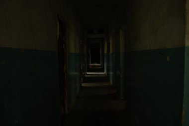 Dnipro şehrinde terk edilmiş karanlık bir koridor.