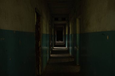 Dnipro şehrinde terk edilmiş karanlık bir koridor.