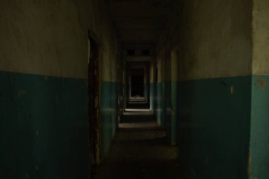 Dnipro şehrinde terk edilmiş karanlık bir koridor.