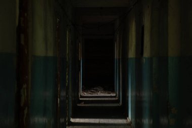 Dnipro şehrinde terk edilmiş karanlık bir koridor.