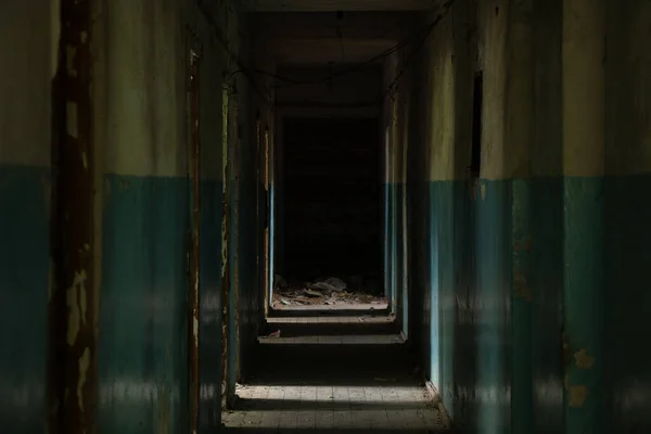 暗いドニプロ市の空の建物の廊下を放棄 — ストック写真