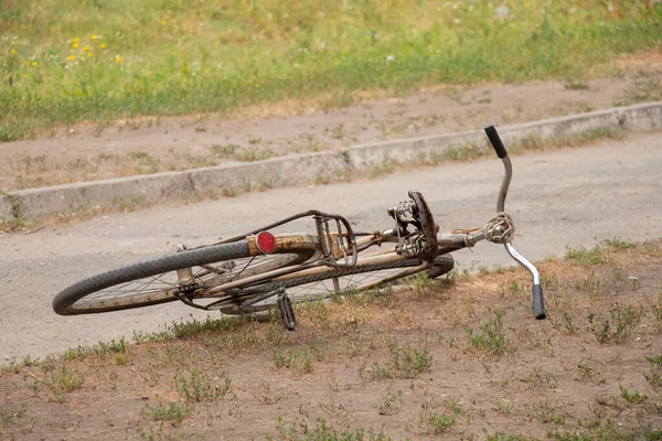 Rower Leży Drodze Starym Lecie Słońcu Pobliżu Drogi — Zdjęcie stockowe