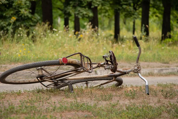 Rower Leży Drodze Starym Lecie Słońcu Pobliżu Drogi — Zdjęcie stockowe