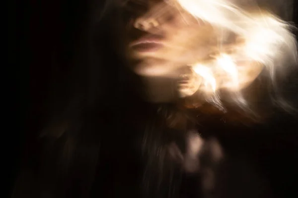 長い露出 重複した顔 少女の恐怖の肖像と暗闇の中で叫んで女性の感情抽象的な肖像画 — ストック写真