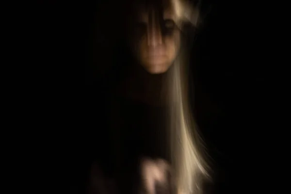 Portrait Abstrait Émotionnel Femme Criant Dans Noir Avec Une Longue — Photo