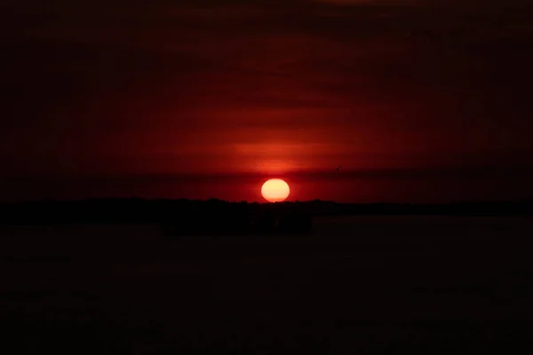 2020年の夜にウクライナのドニエプル川に沈む夕日 — ストック写真