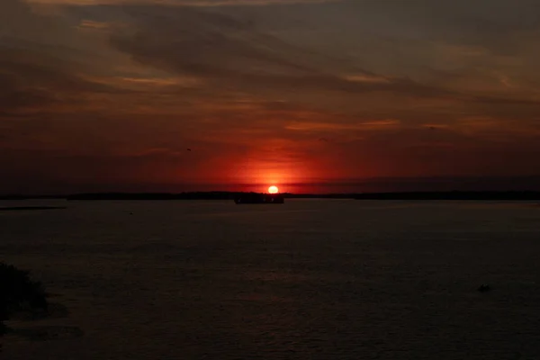 2020年の夜にウクライナのドニエプル川に沈む夕日 — ストック写真