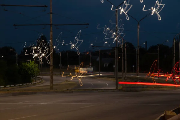 ウクライナのドニエプルの都市の道路上の夜の長い露出で夜の運転車 — ストック写真