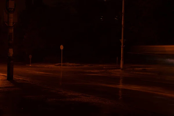 Die Straße in der Dunkelheit wird bei Regenwetter in der Ukraine in der Nacht von einer Laterne beleuchtet — Stockfoto