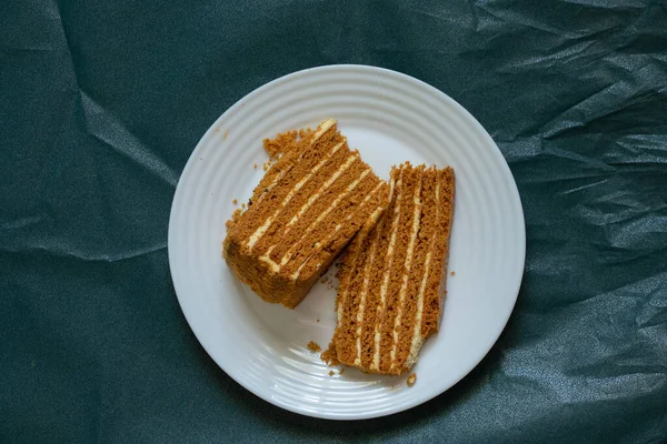 Morceau Gâteau Miel Fait Maison Sur Une Assiette Blanche Sur — Photo