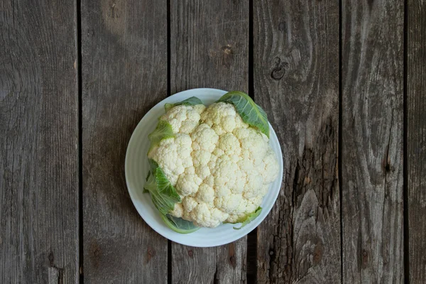 Raw Cauliflower Lies Old Wooden Table Kitchen — Stock Photo, Image