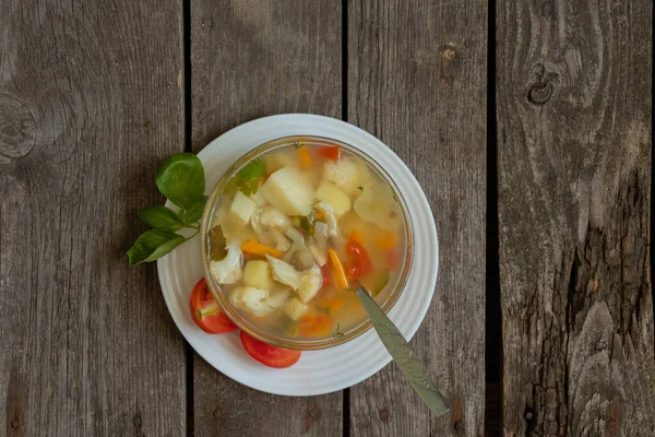 Zeleninová Polévka Bezmasým Květákem Talíři Stole Kuchyni Špetkou Bazalky Rajčat — Stock fotografie