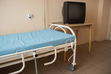 2020 karantina döneminde Ukrayna 'da Dnipro şehrindeki bir devlet hastanesinde, Ukrayna' daki hastanelerde insanların olmadığı bir hastane koğuşunda kanepe.