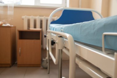 2020 karantina döneminde Ukrayna 'da Dnipro şehrindeki bir devlet hastanesinde, Ukrayna' daki hastanelerde insanların olmadığı bir hastane koğuşunda kanepe.