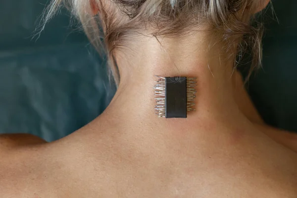 Chica Tiene Microcircuito Cuello Nuevas Tecnologías Chipping Población — Foto de Stock