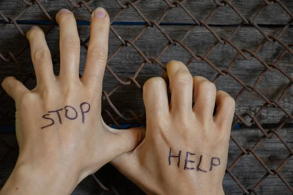 Mano Femenina Una Cuadrícula Con Palabra Stop Segunda Con Palabra — Foto de Stock