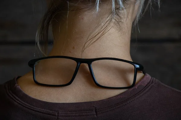 Gafas Espalda Cuello Una Joven Falta Voluntad Para Ver —  Fotos de Stock