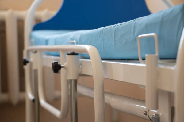 Blaue Krankenhauscouch Auf Der Station Des Ukrainischen Krankenhauses Der Stadt — Stockfoto