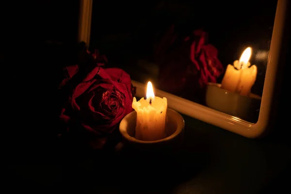 Suchá Růže Plamen Svíčky Vylil Zrcadla Stůl Tmě Místnosti Okultní — Stock fotografie