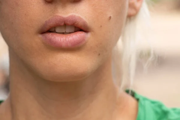 屋外で日光浴中の若い女の子の緑豊かな唇のクローズアップ — ストック写真