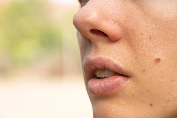 Üppige Lippen Nahaufnahme Eines Jungen Mädchens Bei Tageslicht Freien — Stockfoto