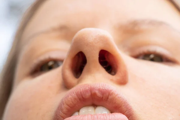 Weelderige Lippen Close Van Een Jong Meisje Het Daglicht Buiten — Stockfoto