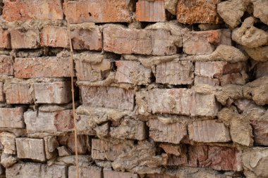 Arka plan olarak harap olmuş eski tuğla ev duvarı