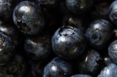 Arka plan olarak olgun yaban mersini makrosu fotoğrafı, makro fotoğraf çileği