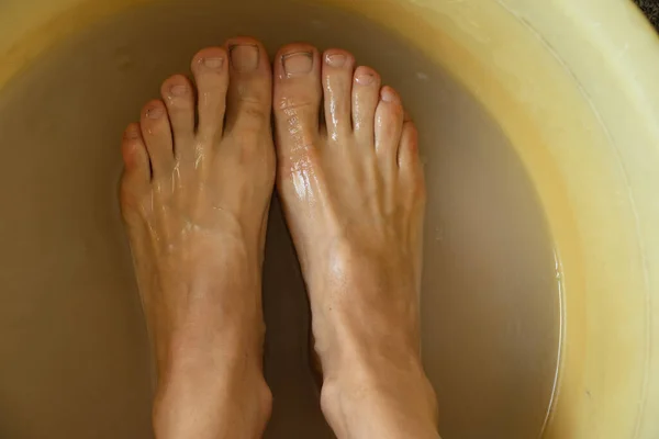 Kadın Ayakları Sabunlu Suda Plastik Kasede Yıkanıyor Ayaklarını Yıkıyor — Stok fotoğraf