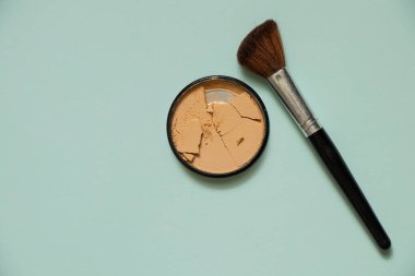 izole edilmiş mavi arkaplanda pakette kırılan toz