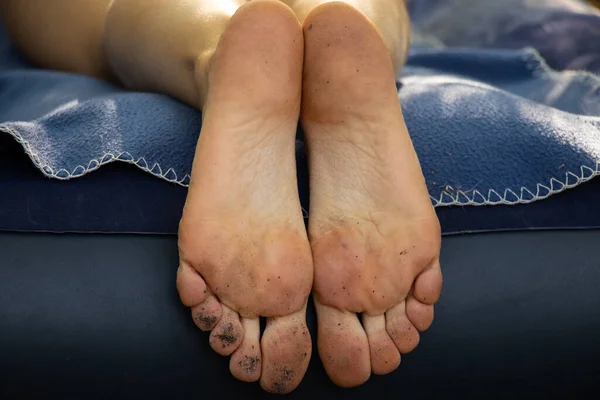 Брудні Ноги Дівчини Лежить Матрацах Після Ходьби Босоніж Землі — стокове фото