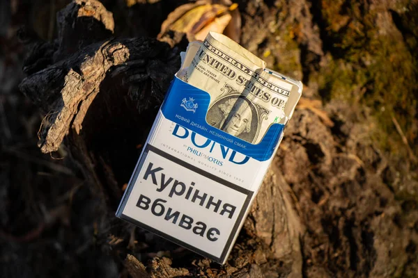 우크라이나 2020 Bond 담배와 배경에 달러짜리 지폐가 우크라이나 — 스톡 사진