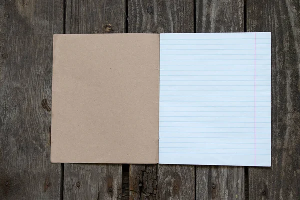 Ein Leeres Aufgeschlagenes Notizbuch Einem Lineal Liegt Auf Einem Holztisch — Stockfoto