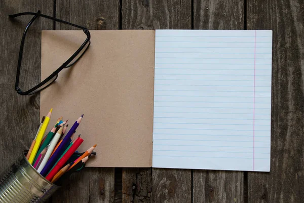 Ein Aufgeschlagenes Notizbuch Lineal Und Eine Brille Mit Bleistiften Liegen — Stockfoto