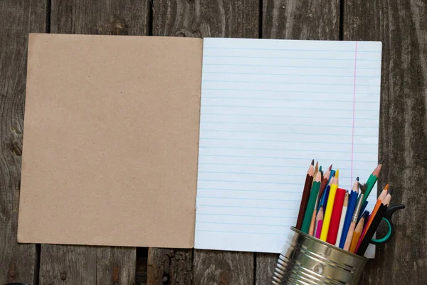 Caderno Branco Aberto Uma Régua Conjunto Lápis Jazem Uma Mesa — Fotografia de Stock