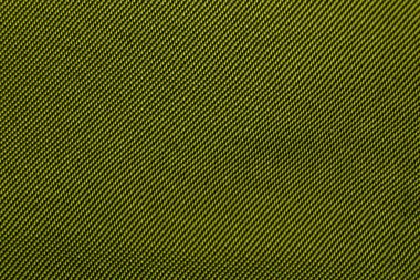 Arkaplanı kapatırken zeytin rengi ipek kumaş kırışıyor