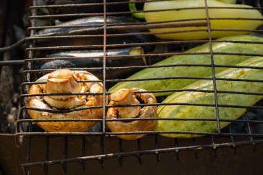 Yazın parkta piknikte ızgarada kabak biberi ve mantar ızgara sebzeler.